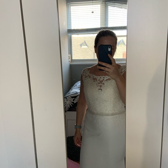 Bridalane Wedding Dress - Never Been Worn (size 6) - Picture 7 of 8